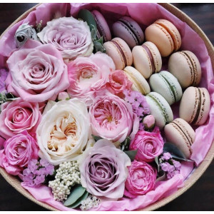 13 Цветков Микс в коробке с макарони